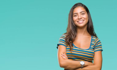 Genç güzel Arap kadın izole arka plan mutlu yüz çapraz silah kameraya bakarak ile gülümseyen yüzünden. Olumlu bir kişi.