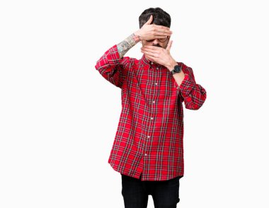 Yakışıklı delikanlı izole arka plan kaplaması gözler ve ağız el ile üzerinden gözlük takan şaşırttı ve şok. Duygu gizleme