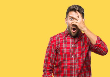 Mahcup ifadeyle parmaklarımın arasından seyir izole arka yüz ve gözler el ile kapsayan şok bakmak genç yakışıklı adam.