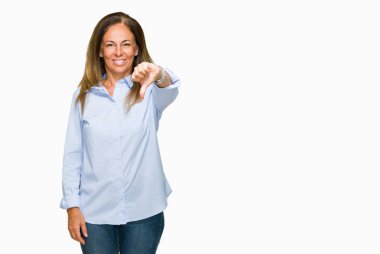 Güzel orta yaş iş izole arka plan mutsuz ve kızgın ret gösterilen ve başparmak aşağı hareketi ile negatif seyir yetişkin kadın. Kötü ifade.