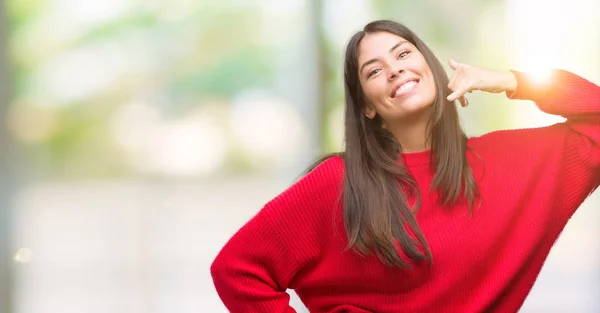 Jovem Bonita Hispânica Vestindo Camisola Vermelha Sorrindo Fazendo Gesto Telefone — Fotografia de Stock