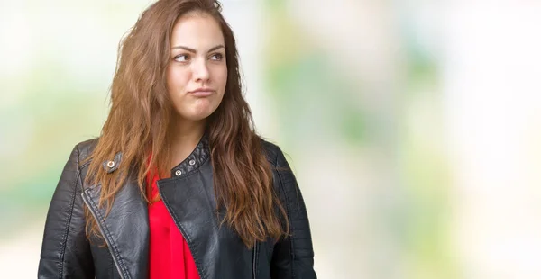 Schöne Size Junge Frau Die Eine Modische Lederjacke Über Isoliertem — Stockfoto