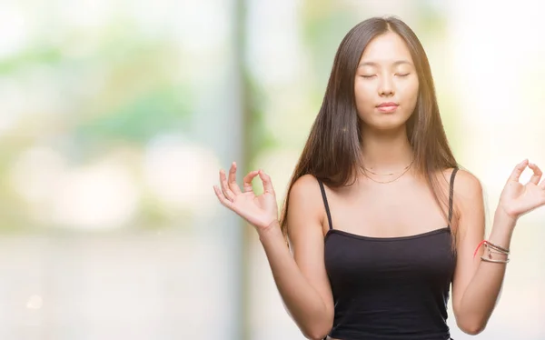 Jonge Aziatische Vrouw Geïsoleerde Achtergrond Ontspannen Lachend Met Ogen Gesloten — Stockfoto