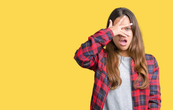 Ung Vacker Brunett Kvinna Klädd Jacka Över Isolerade Bakgrund Kikar — Stockfoto