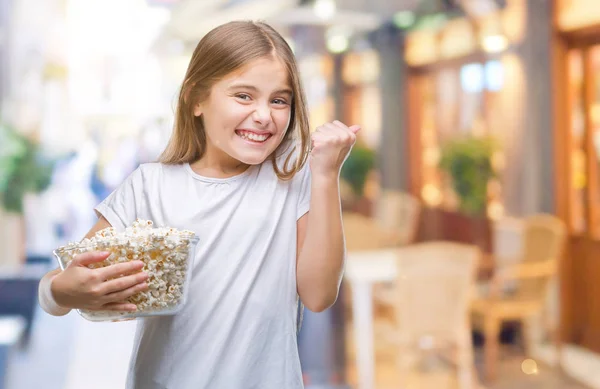 Jeune Belle Fille Manger Popcorn Snack Fond Isolé Crier Fier — Photo