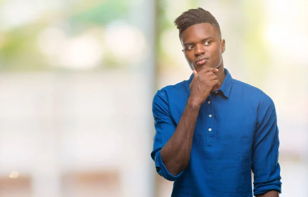 Młody Afroamerykanin Mężczyzna Białym Tle Ręką Podbródek Myślenia Pytanie Wyrażenie — Zdjęcie stockowe
