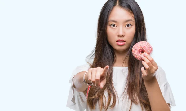 Joven Mujer Asiática Comiendo Donut Sobre Fondo Aislado Señalando Con —  Fotos de Stock