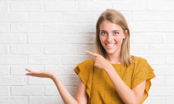 Hermosa Mujer Joven Sobre Pared Ladrillo Blanco Muy Feliz Señalando —  Fotos de Stock