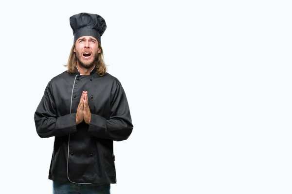 Joven Guapo Cocinero Con Pelo Largo Sobre Fondo Aislado Mendigando — Foto de Stock