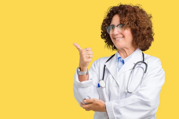 Medico Anziano Mezza Età Donna Sfondo Isolato Guardando Orgoglioso Sorridente — Foto Stock