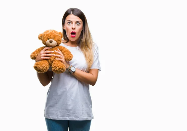 Jovem Bela Mulher Segurando Ursinho Pelúcia Sobre Fundo Isolado Assustado — Fotografia de Stock