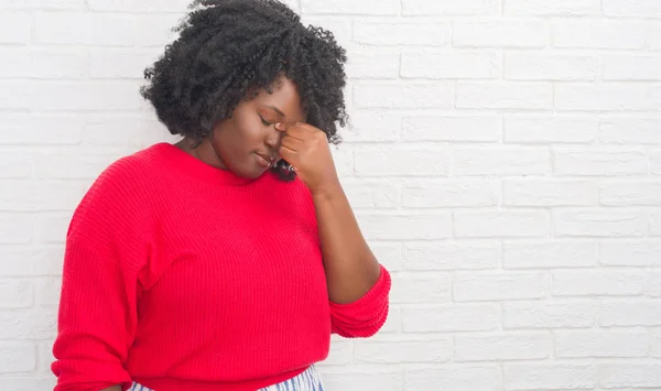Joven Afroamericano Más Mujer Tamaño Sobre Pared Ladrillo Blanco Cansado —  Fotos de Stock