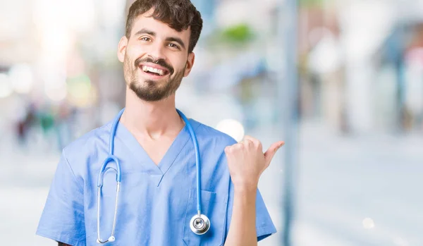 Jovem Enfermeiro Bonito Vestindo Uniforme Cirurgião Sobre Fundo Isolado Sorrindo — Fotografia de Stock