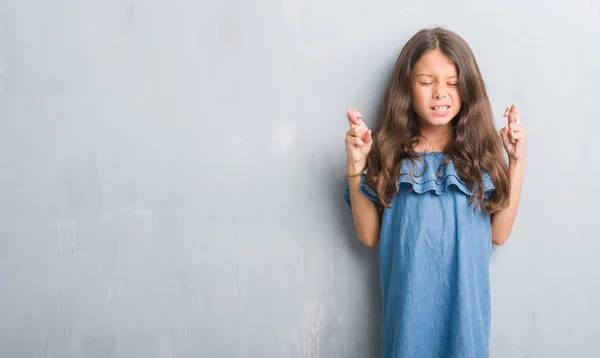 Jeune Enfant Hispanique Sur Mur Gris Grunge Montrant Les Muscles — Photo