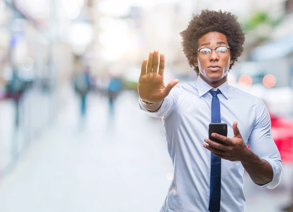 Afro Americký Obchodní Muž Sms Pomocí Smartphone Přes Izolované Pozadí — Stock fotografie