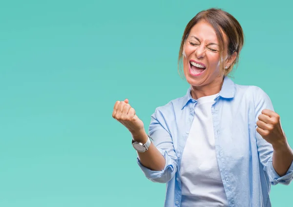 中年年配ヒスパニックの女性非常に幸せと興奮の腕を上げ 勝者のジェスチャを行う分離の背景に笑顔と成功のために叫んで お祝いのコンセプト — ストック写真