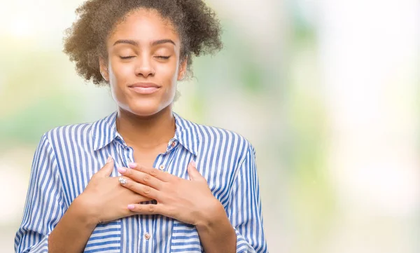 Mujer Afroamericana Joven Sobre Fondo Aislado Sonriendo Con Las Manos — Foto de Stock