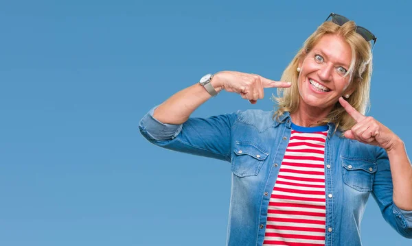 Middle Age Blonde Woman Isolated Background Smiling Confident Showing Pointing — Stock Photo, Image