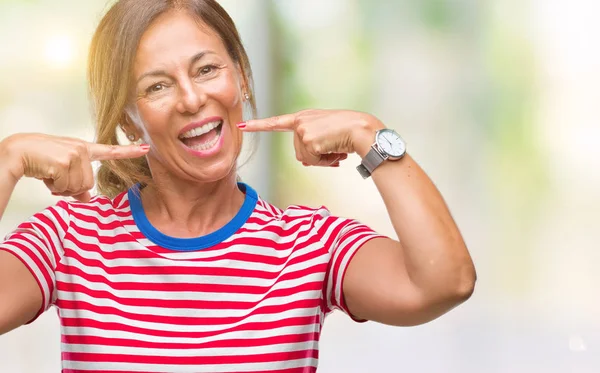 中年自信を示すと指歯と口を指して笑って孤立の背景に年配のヒスパニック系女性 健康の概念 — ストック写真