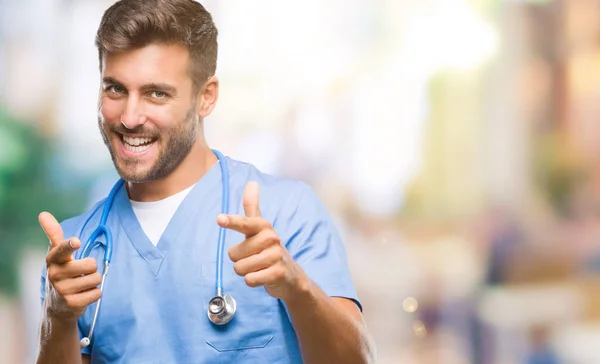 Junger Gutaussehender Arzt Chirurg Mann Über Isoliertem Hintergrund Zeigt Mit — Stockfoto