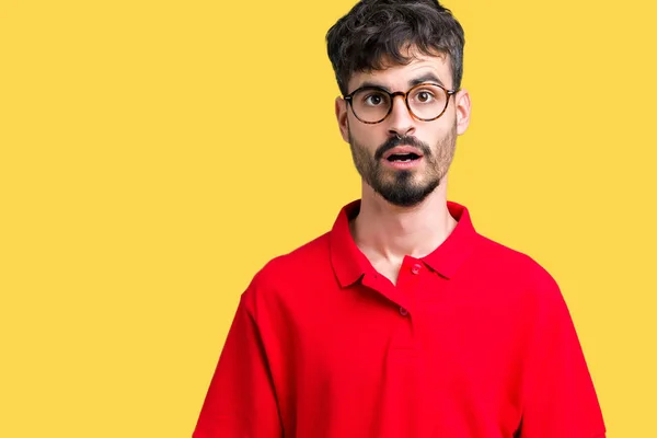 Joven Hombre Guapo Con Gafas Sobre Fondo Aislado Asustado Sorprendido —  Fotos de Stock