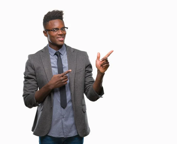 年轻的非洲裔美国人的商业男子在孤立的背景微笑着 看着相机指着两个手和手指的侧面 — 图库照片