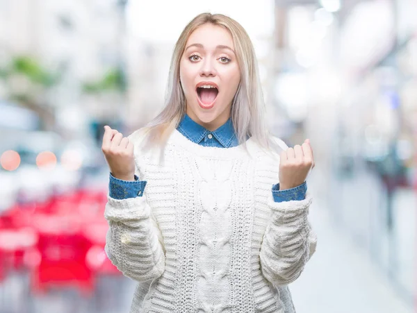 Giovane Donna Bionda Indossa Maglione Invernale Sfondo Isolato Celebrando Sorpreso — Foto Stock