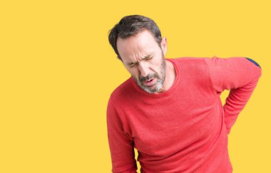 Yakışıklı orta yaş ağarmış komuta sizde giyen kış kazak izole üzerinde arka plan geri el ile kas ağrısı dokunmadan acı sırt ağrısı,