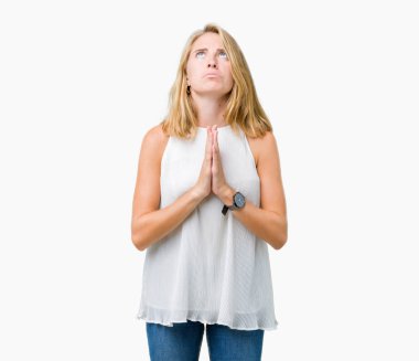 Güzel genç zarif kadın dilencilik ve umut ifade yüzünde çok duygusal ve endişe ile birlikte elleriyle dua izole arka plan yüzünden. Bağışlanmak. Din kavramı.