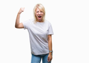 Öfkeli ve sinirli sinirli ve öfke ile bağırarak süre öfkeli yumruk yükselterek izole arka plan üzerinde beyaz t-shirt giyen genç güzel sarışın bir kadın. Öfke ve agresif kavramı.