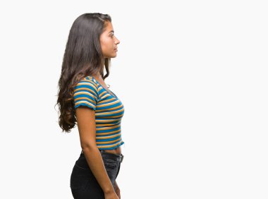 İzole arka tarafına, arayan genç güzel Arap kadın dinlenmek doğal yüz emin gülümseme ile pozuyla profili.