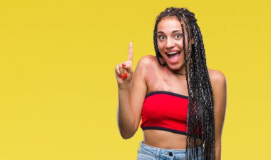 Genç örgülü saç Afrika kökenli Amerikalı pigmentasyon ile gösterilen ve parmak gülümseyen süre bir numara ile kendinden emin ve mutlu yukarıyı izole arka plan üzerinde Doğum işareti leke.