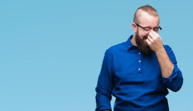 İzole arka plan yorgun sürtünme burun ve göz yorgunluğu ve baş ağrısı duygu üzerinde gözlük takan Genç beyaz hipster adam. Stres ve hayal kırıklığı kavramı.