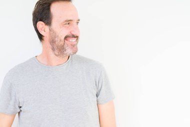 Uzak tarafına yüzünde, doğal ifade gülümseme ile seyir izole arka plan üzerinde yakışıklı komuta sizde. Kendine güvenen gülüyor.