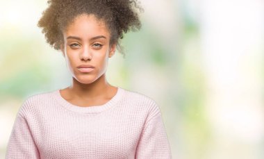 Sorunu nedeniyle izole arka plan şüpheci ve sinir, papatyanın üzgün üzerinde kış kazak giyen genç afro Amerikan kadın. Negatif kişi.