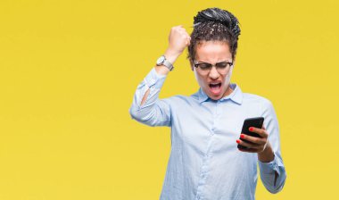 Öfke, çılgın ve yükseltilmiş el, öfke kavramı ile diye bağıran ile smartphone üzerinde izole arka rahatsız ve sinirli bağırarak kullanan genç örgülü saç Afro-Amerikan iş kız