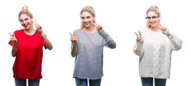 Kolaj genç güzel sarışın kadının parmak zafer işareti yaparken gösterilen kamera seyir gülümseyen izole arka plan üzerinde. İki numaralı.