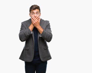 Genç yakışıklı iş adamı izole arka plan ağız hata için elleriyle kapsayan şok içinde. Gizli kavramı.