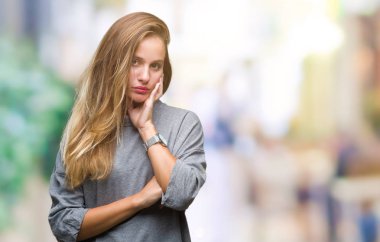 İzole arka plan düşünme seyir üzerinde genç güzel sarışın kadın yorgun ve sıkılmış çapraz silah depresyon sorunları ile.