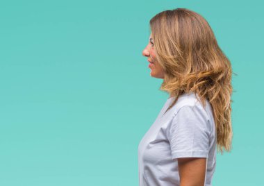 Orta yaş izole arka tarafına, seyir üzerinde İspanyol kadın kıdemli sakin ol kendine güvenen gülümseme ile doğal yüz pozuyla profili.