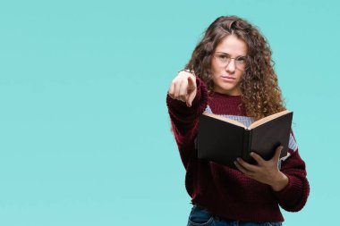 Kamera ve size parmak ile işaret arka plan üzerinde gözlük takan bir kitap okuma genç esmer kız izole, el işareti, pozitif ve kendinden emin bir jest ön