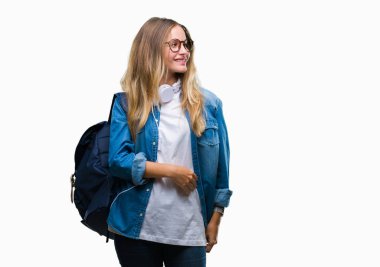 Üzerinde kulaklık ve gözlük giyen genç güzel sarışın öğrenci kadın arka plan uzak tarafına gülümseme ile yüzünde, doğal ifade arıyorum izole. Kendine güvenen gülüyor.