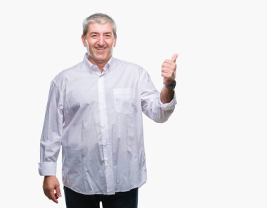 Seyir ve başparmak yanında yukarıyı mutlu yüz ile gülümseyen izole arka plan üzerinde üst düzey yakışıklı.