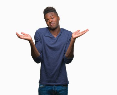 Afrikalı-Amerikalı genç izole arka plan clueless ve şaşkın bir ifadeyle kollar ve eller ortaya çıkar üzerinden. Şüphe kavramı.