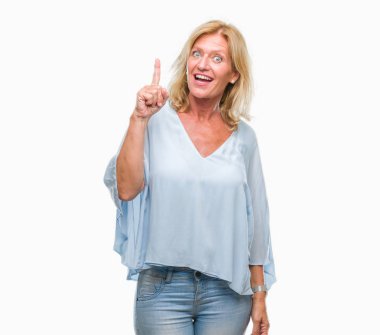 Orta yaş sarışın iş kadını ile başarılı fikir parmağı yukarıyı izole arka plan üzerinde. Çıktıktan ve mutlu. Bir numara.