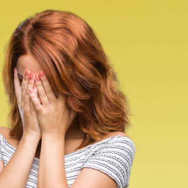 Genç güzel kadın ağlayarak süre elleriyle yüzünü kapsayan üzgün ifade ile izole arka plan yüzünden. Depresyon kavramı.