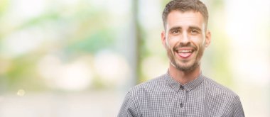 Genç hipster adam dilini out komik ifade ile mutlu. Duygu kavramı.