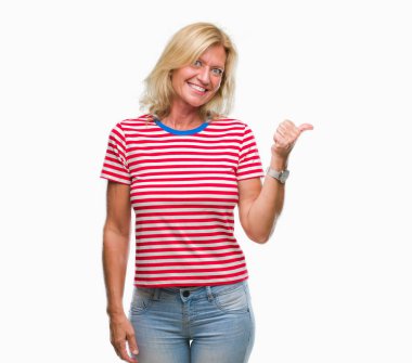 Orta yaş sarışın kadın arıyorum ve başparmak yanında yukarıyı mutlu yüz ile gülümseyen izole arka plan üzerinde.