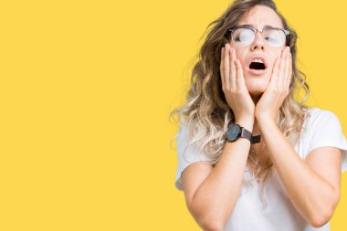 Yüz, depresyon ve üzüntü, kapsayan izole arka plan yorgun eller üzerinde gözlük güzel sarışın genç kadın üzgün ve sorun için tahriş