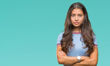 Genç güzel Arap kadın izole arka plan şüpheci ve çapraz kolları olan yüzündeki gergin, onaylamayan ifade yüzünden. Negatif kişi.